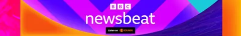 Un logotipo de pie de página para BBC Newsbeat. Tiene el logo de la BBC y la palabra Newsbeat en blanco sobre un fondo colorido de formas violetas, moradas y naranjas. En la parte inferior un cuadrado negro que dice "Escuchar en sonidos" es visible.