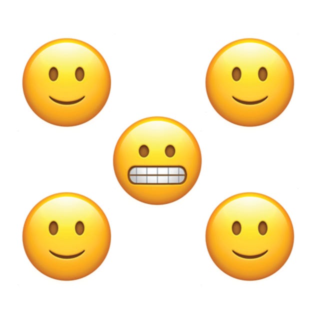 Cinco caras emoji, cuatro sonriendo y una sonriendo nerviosamente.